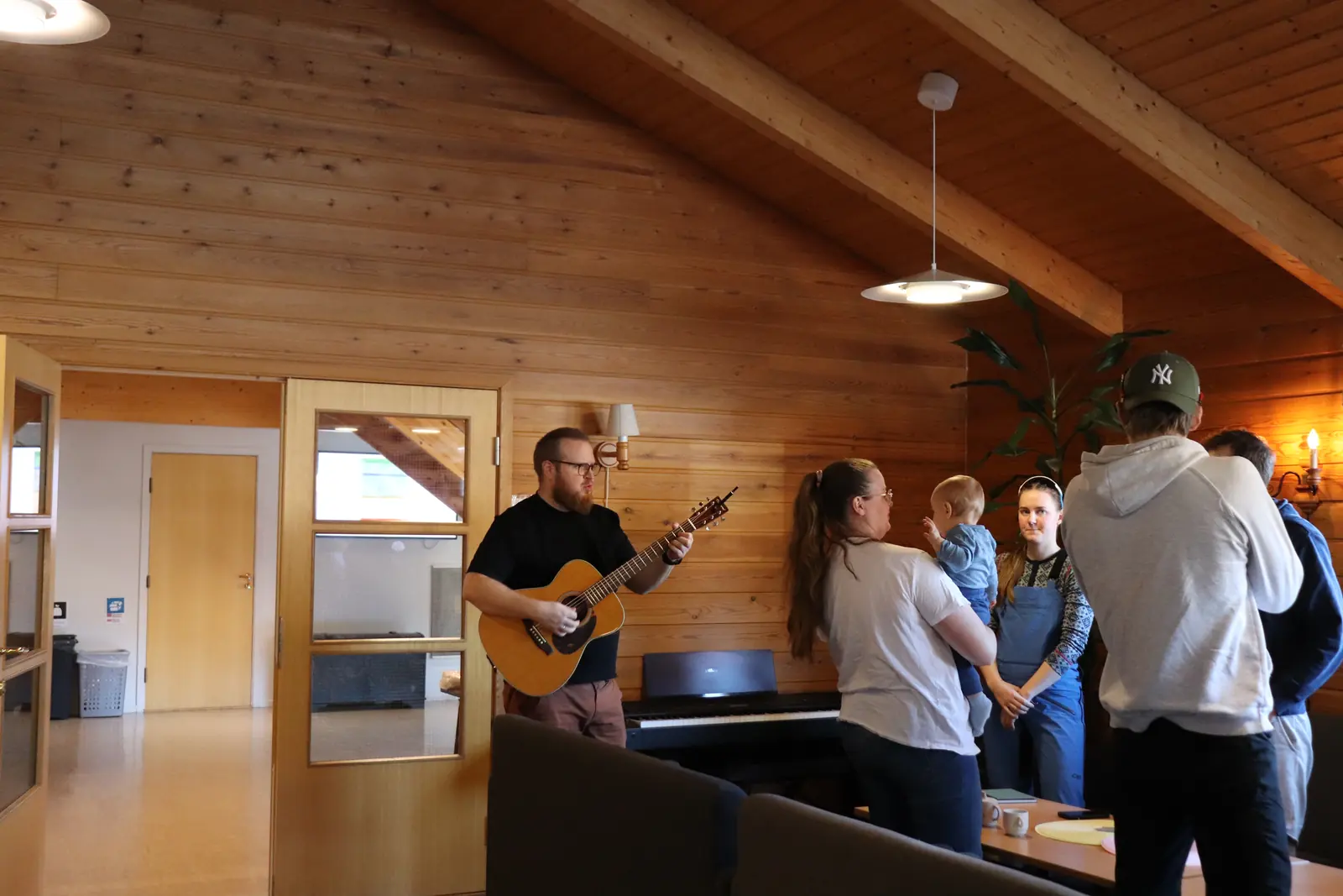 Lovsang med gitar i peisestua